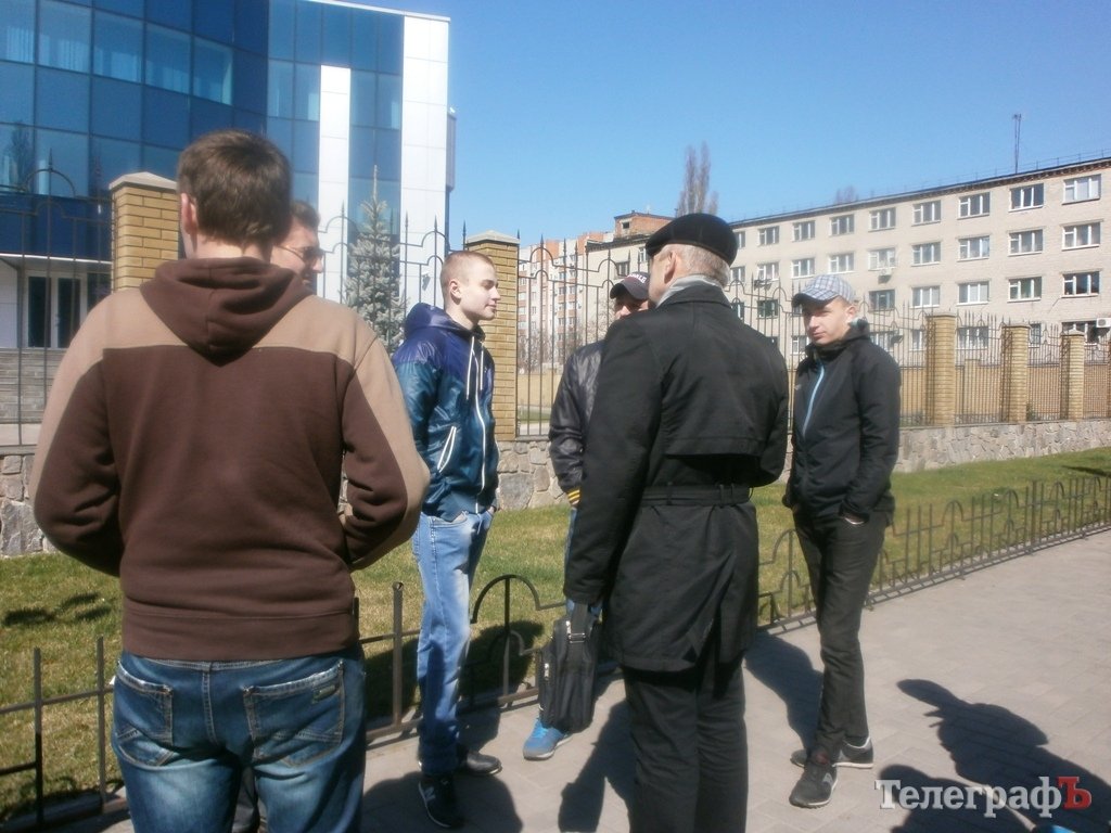 Под "Визитом" 15 человек требовали включить российские каналы Под "Визитом" 15 человек требовали включить российские каналы