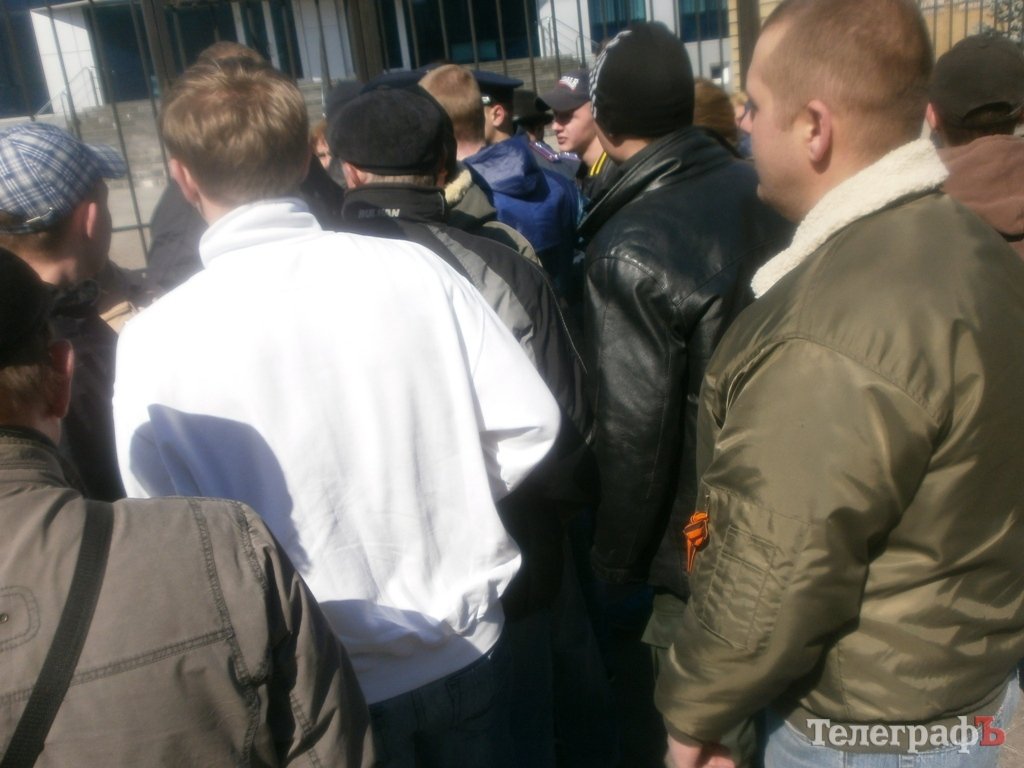 Под "Визитом" 15 человек требовали включить российские каналы Под "Визитом" 15 человек требовали включить российские каналы