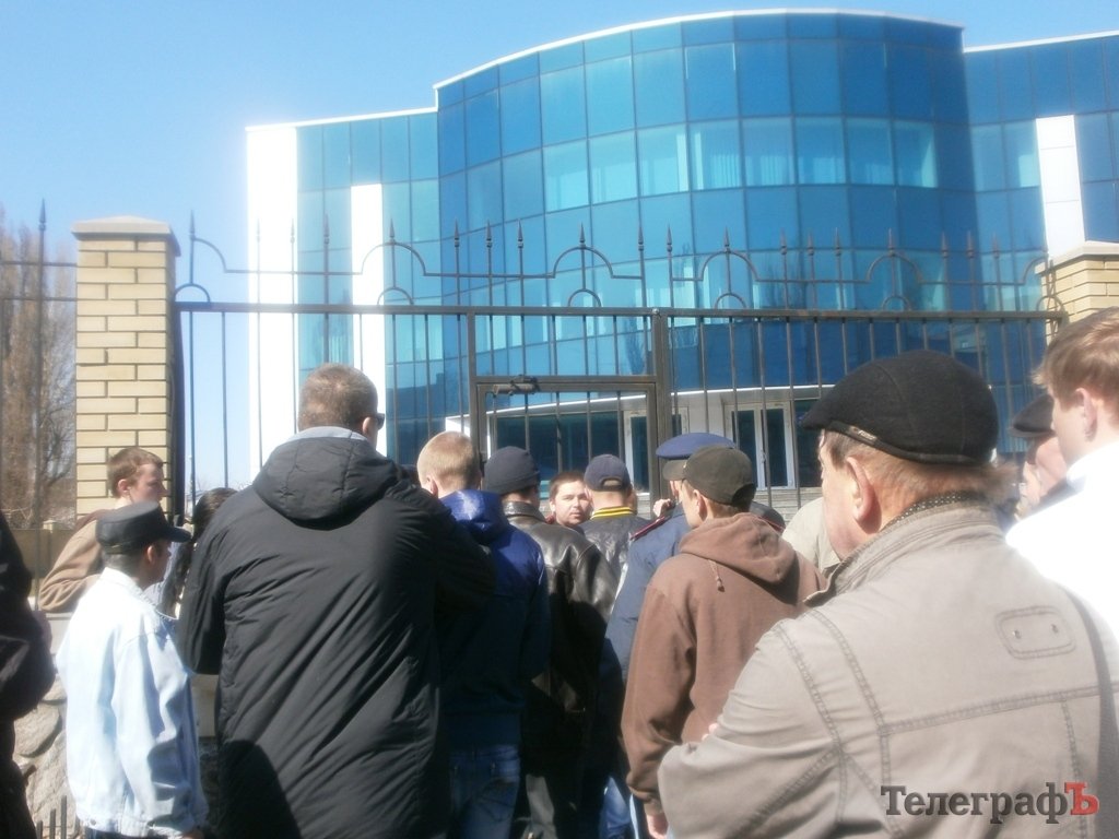 Под "Визитом" 15 человек требовали включить российские каналы Под "Визитом" 15 человек требовали включить российские каналы