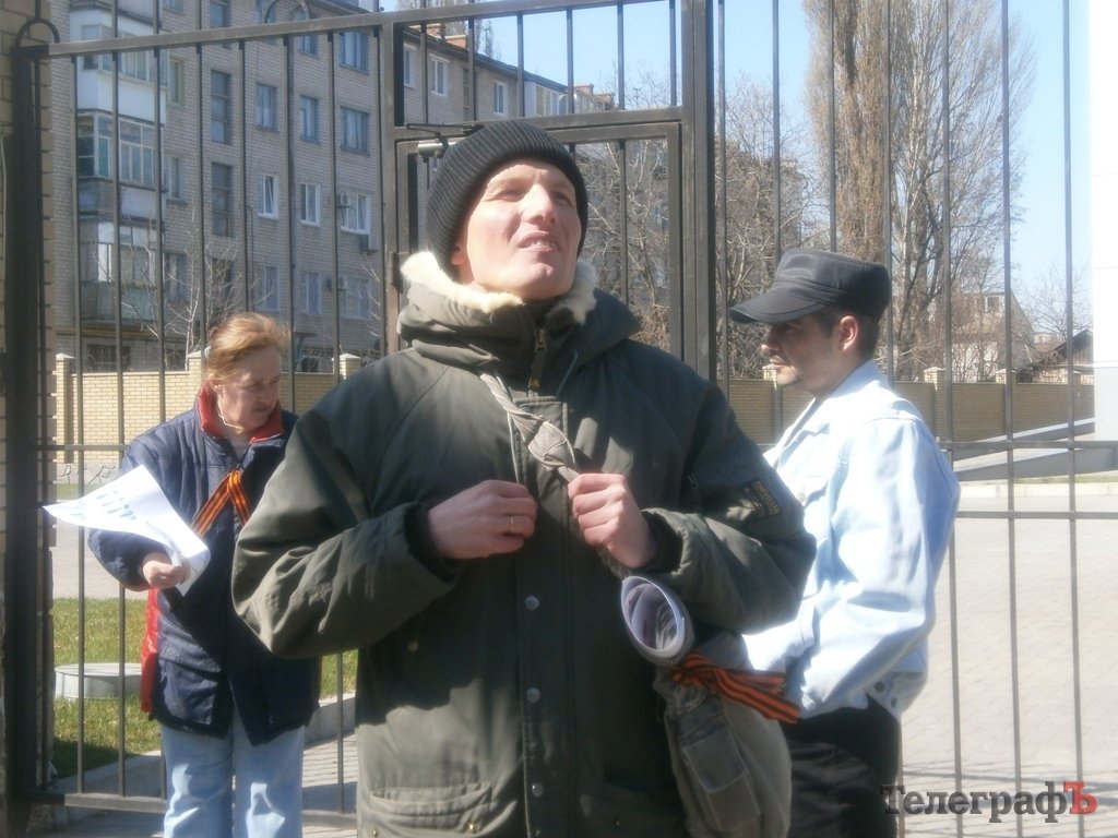 Под "Визитом" 15 человек требовали включить российские каналы Под "Визитом" 15 человек требовали включить российские каналы