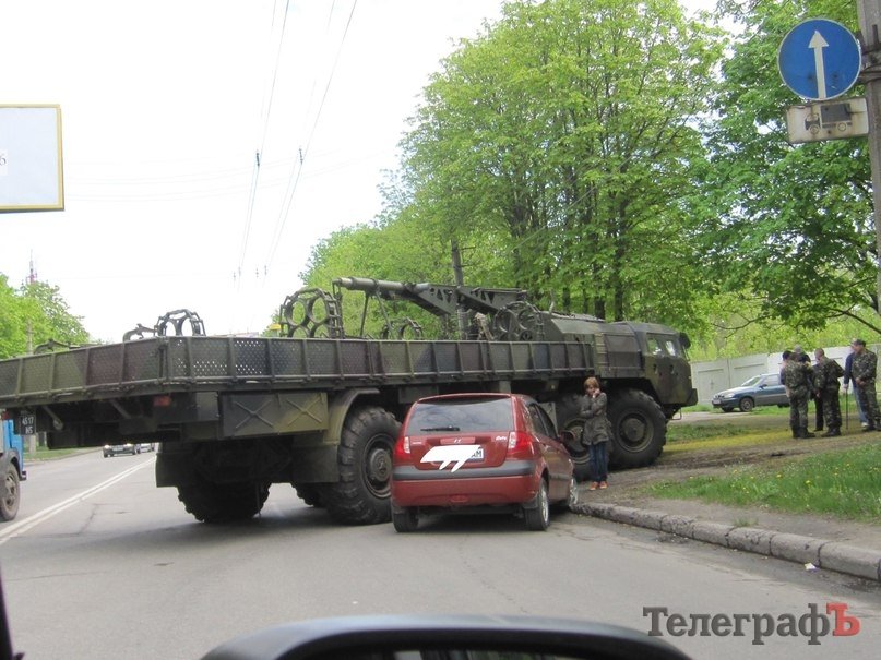 В Кременчуге столкнулись «хюндайчик» и артиллерийская машина В Кременчуге столкнулись «хюндайчик» и артиллерийская машина