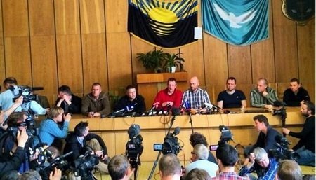 Кандидати у президенти розповідають, що робитимуть з терористами на сході України Кандидати у президенти розповідають, що робитимуть з терористами на сході України