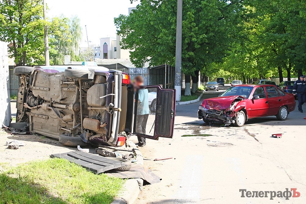 На перекрестке улиц Бутырина и Советской ВАЗ перевернулся от удара Daewoo На перекрестке улиц Бутырина и Советской ВАЗ перевернулся от удара Daewoo