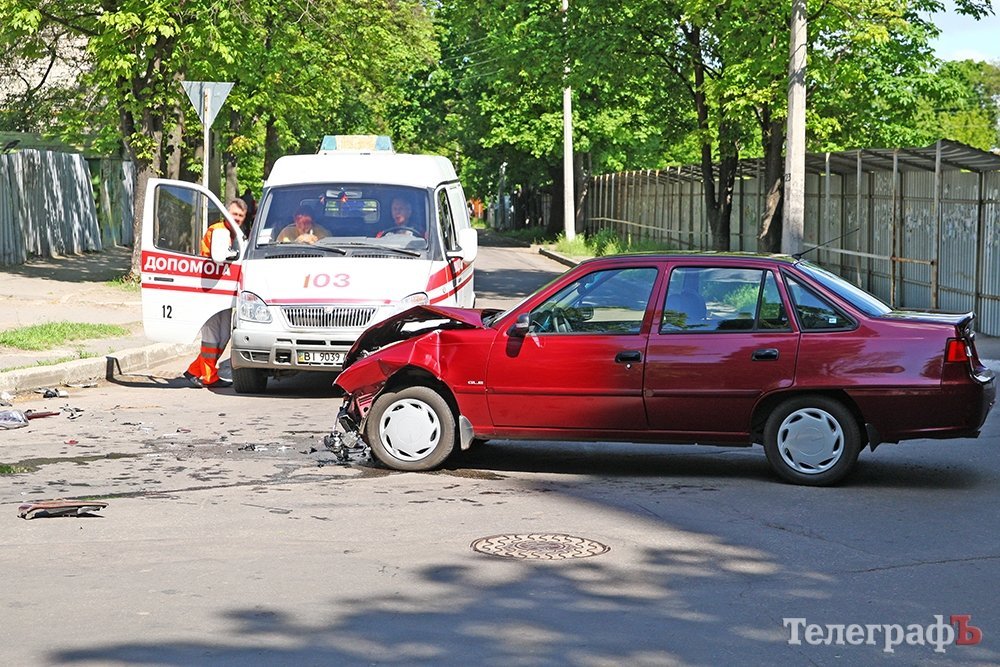 На перекрестке улиц Бутырина и Советской ВАЗ перевернулся от удара Daewoo На перекрестке улиц Бутырина и Советской ВАЗ перевернулся от удара Daewoo