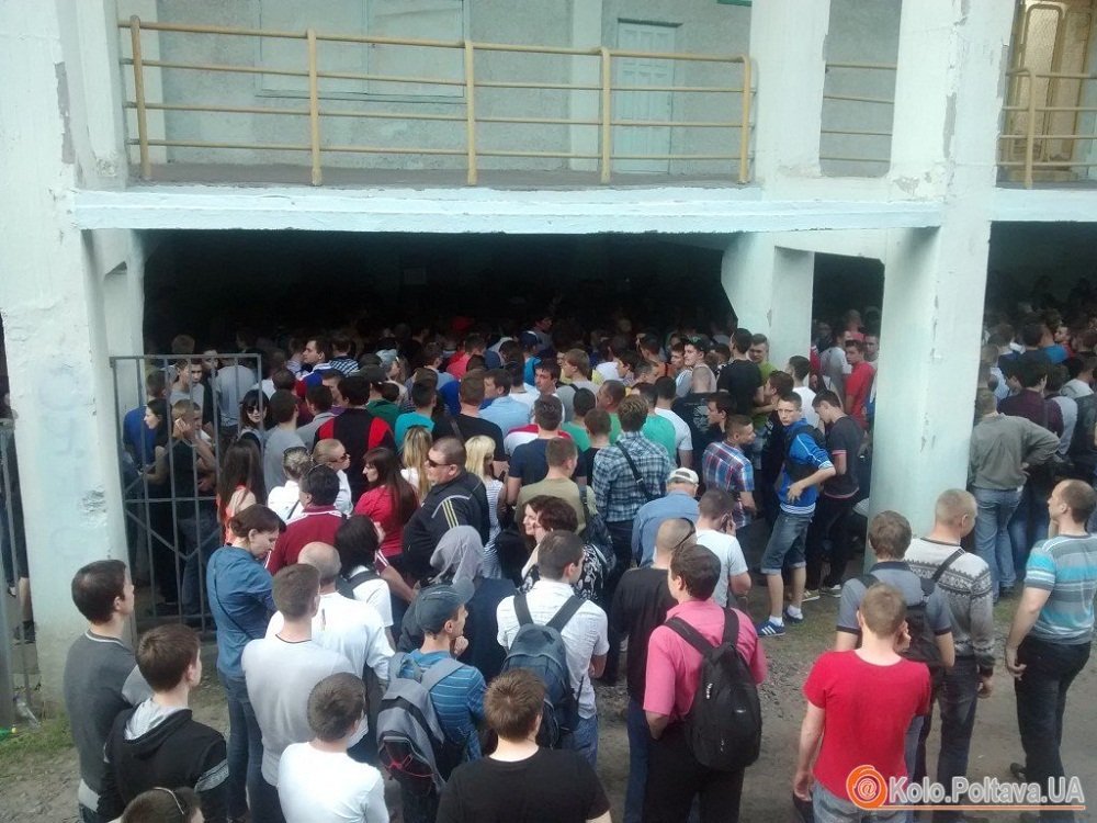 В Полтаве футбольные болельщики штурмуют кассы стадиона перед Финалом Кубка Украины В Полтаве футбольные болельщики штурмуют кассы стадиона перед Финалом Кубка Украины