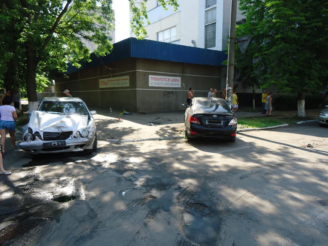 На Троицу в Кременчуге «жёстко поцеловались» две иномарки На Троицу в Кременчуге «жёстко поцеловались» две иномарки