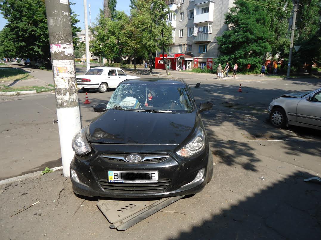 На Троицу в Кременчуге «жёстко поцеловались» две иномарки На Троицу в Кременчуге «жёстко поцеловались» две иномарки