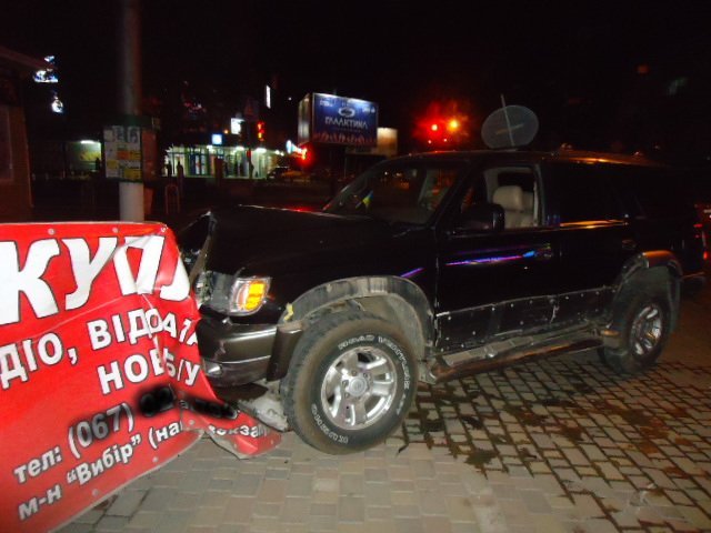 9 июня в Кременчуге автомобили врезались в столбы, ограждения и друг в друга 9 июня в Кременчуге автомобили врезались в столбы, ограждения и друг в друга