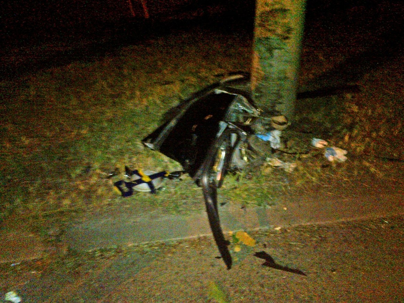 В Кременчуге Mercedes врезался в столб - есть пострадавший В Кременчуге Mercedes врезался в столб - есть пострадавший