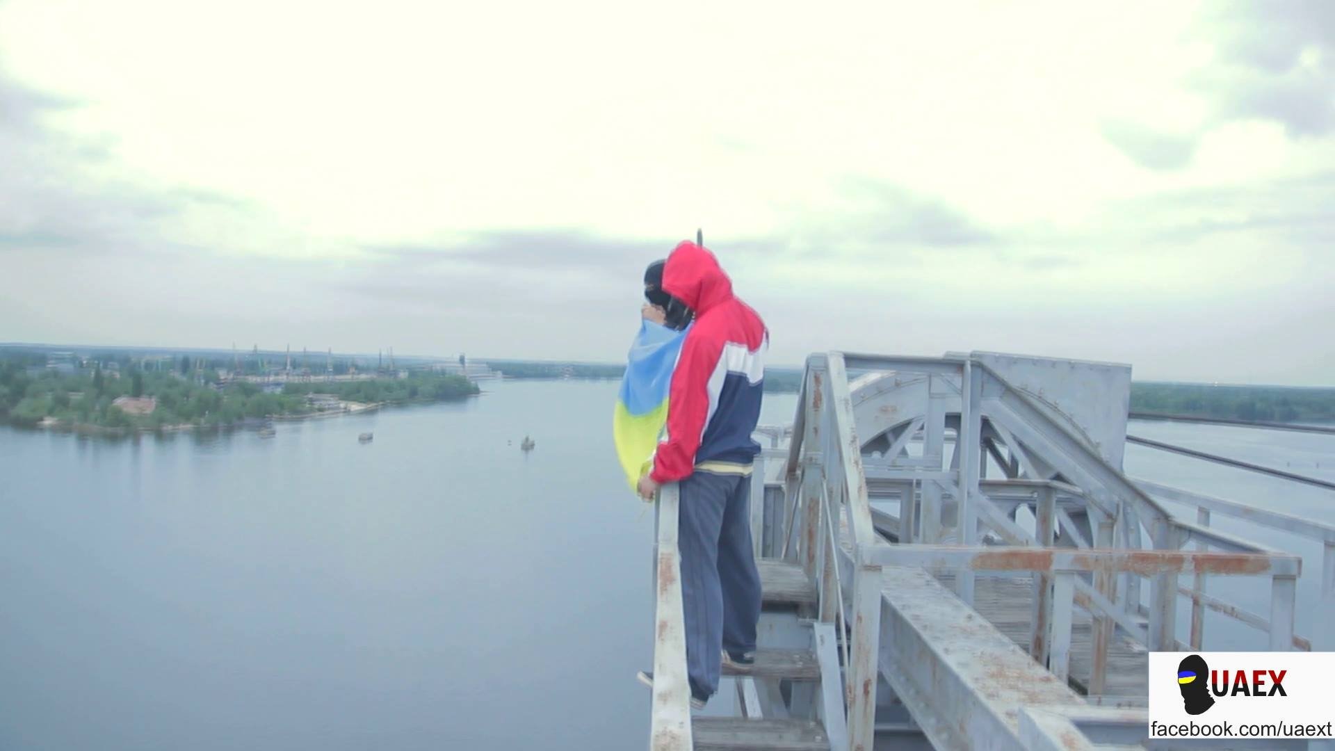 В Кременчуге охранники гоняли патриотов с высотных сооружений В Кременчуге охранники гоняли патриотов с высотных сооружений