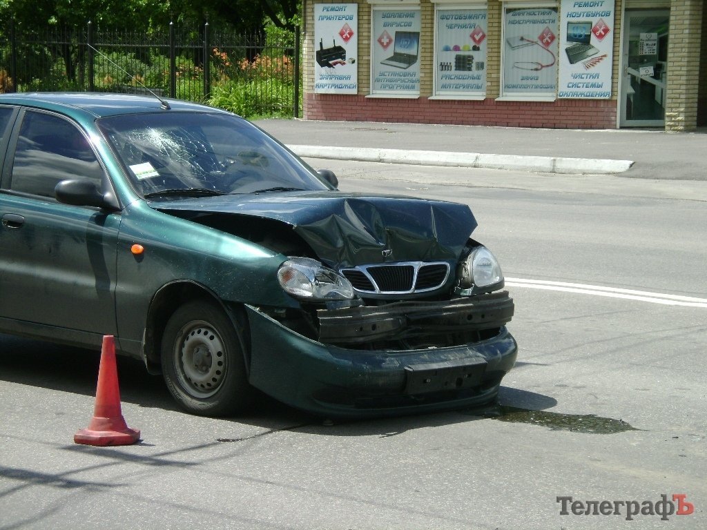 В районе электростанции «поцеловались» два «ланоса» В районе электростанции «поцеловались» два «ланоса»