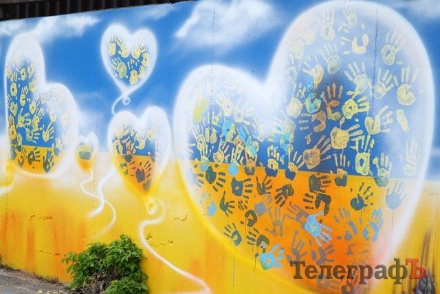 В Кременчуге появилось Дерево чистых душ и девочка, которая рисует радугу В Кременчуге появилось Дерево чистых душ и девочка, которая рисует радугу