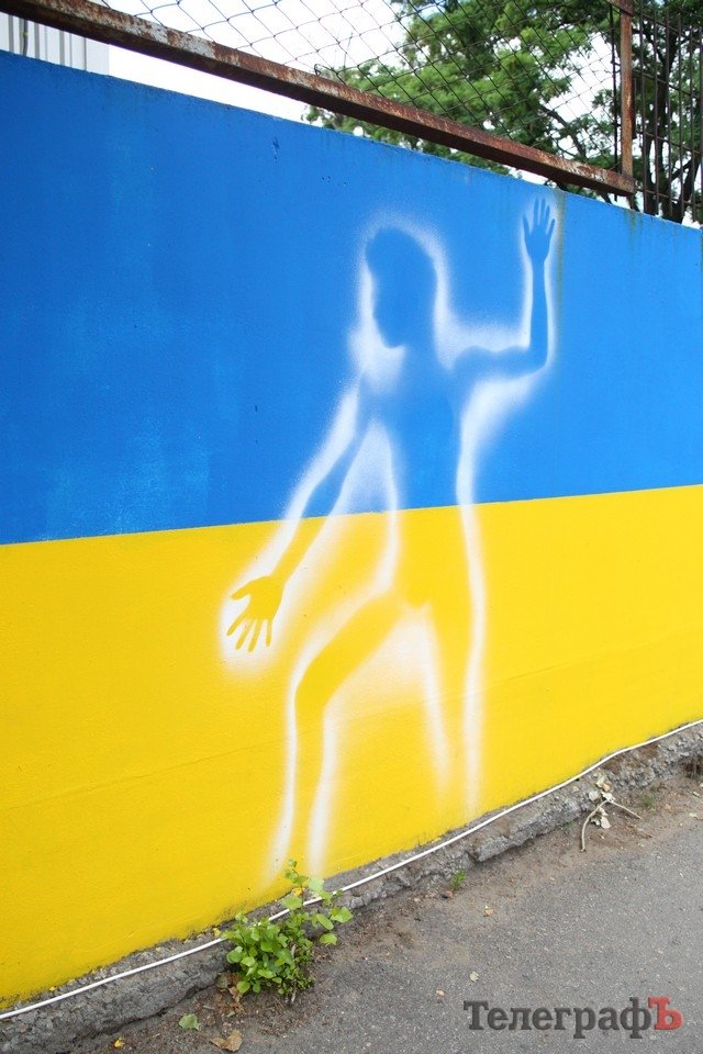 В Кременчуге появилось Дерево чистых душ и девочка, которая рисует радугу В Кременчуге появилось Дерево чистых душ и девочка, которая рисует радугу