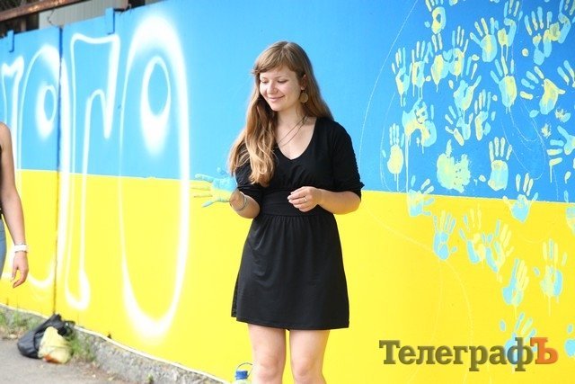 В Кременчуге появилось Дерево чистых душ и девочка, которая рисует радугу В Кременчуге появилось Дерево чистых душ и девочка, которая рисует радугу