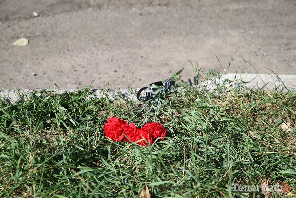 На место убийства Бабаева кременчужане приносят живые цветы На место убийства Бабаева кременчужане приносят живые цветы