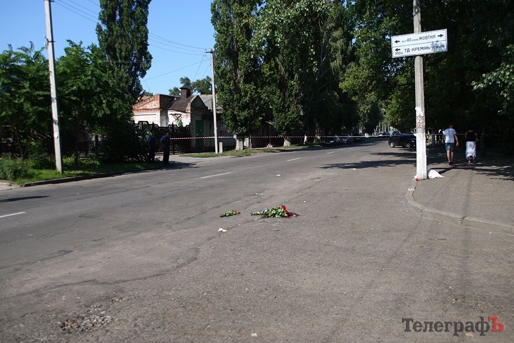 На место убийства Бабаева кременчужане приносят живые цветы На место убийства Бабаева кременчужане приносят живые цветы