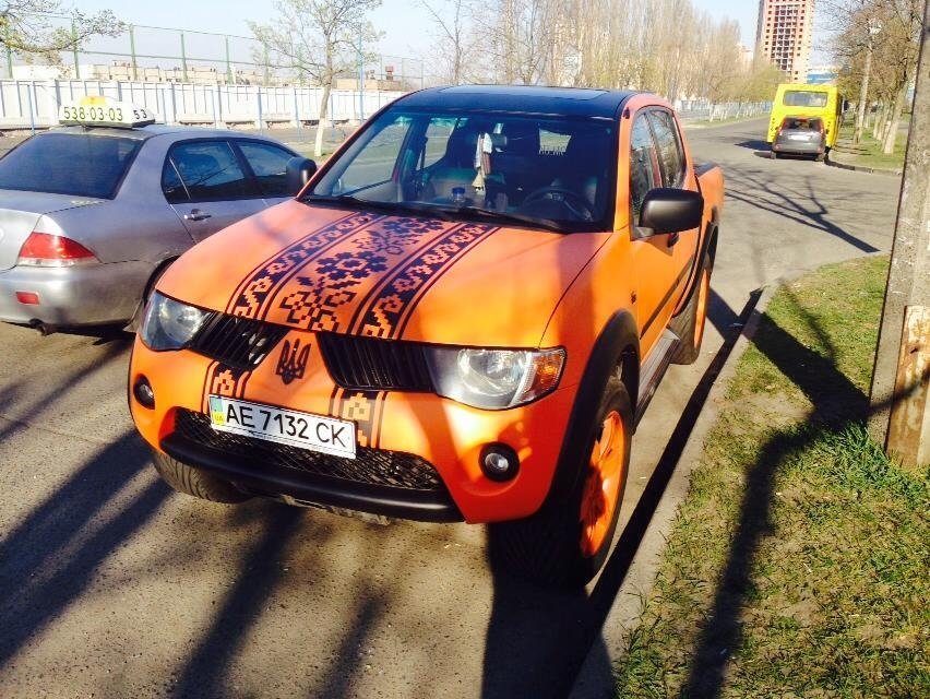 По Кременчугу ездит машина-вышиванка По Кременчугу ездит машина-вышиванка