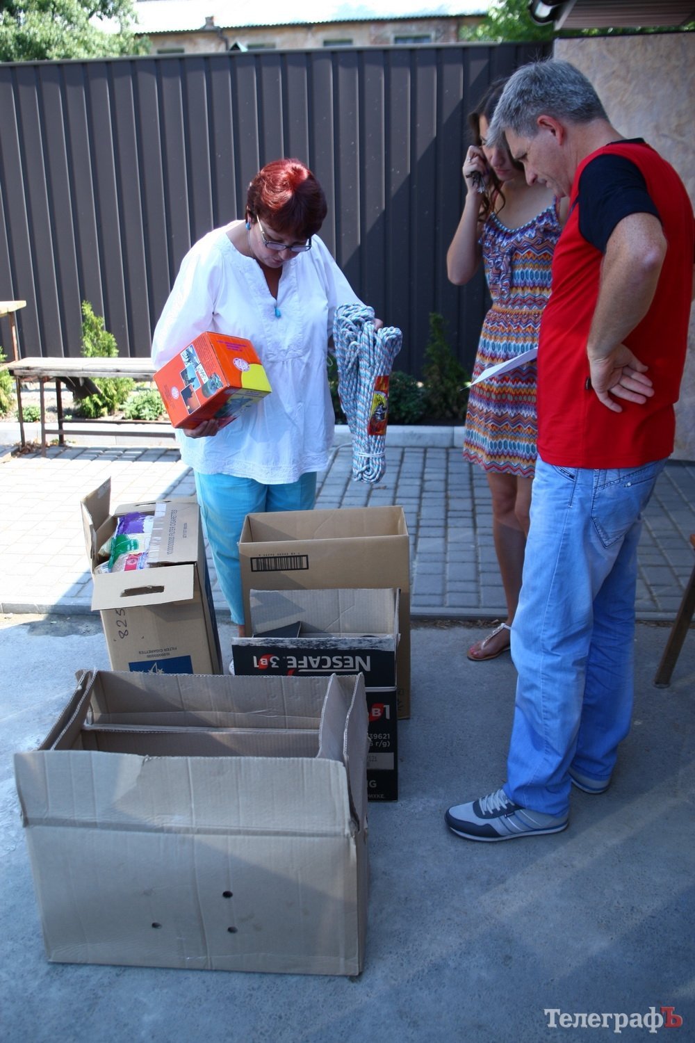 На Молодежном жители многоэтажного дома собрали гуманитарную помощь военным На Молодежном жители многоэтажного дома собрали гуманитарную помощь военным