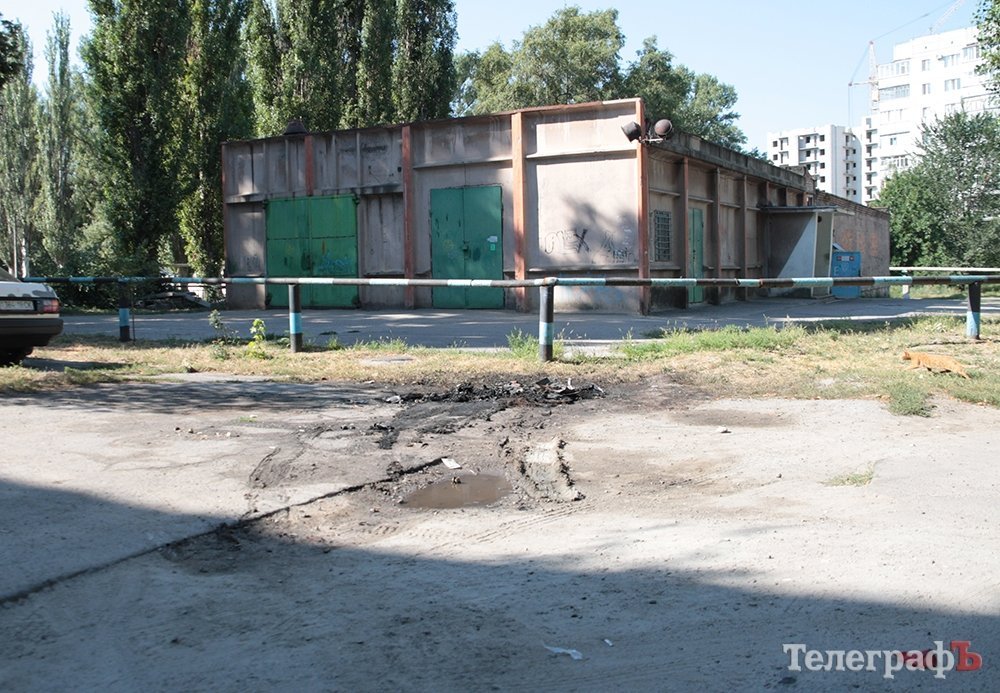 В Кременчуге на Молодёжном горели четыре автомобиля В Кременчуге на Молодёжном горели четыре автомобиля