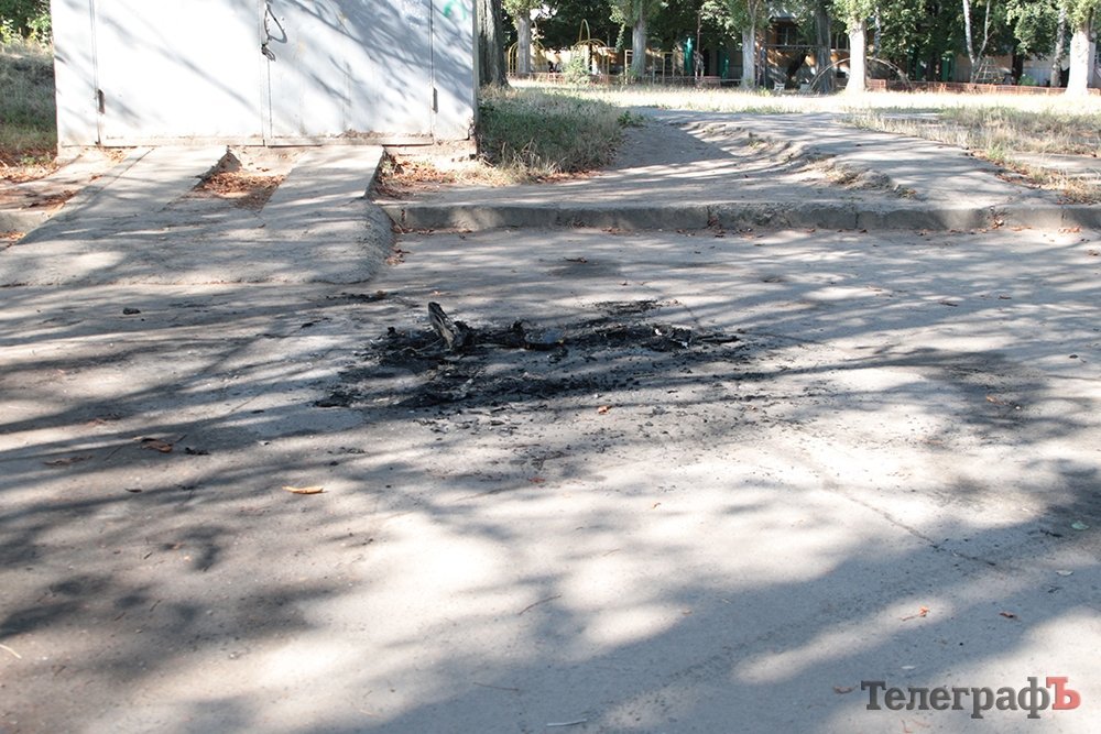 В Кременчуге на Молодёжном горели четыре автомобиля В Кременчуге на Молодёжном горели четыре автомобиля