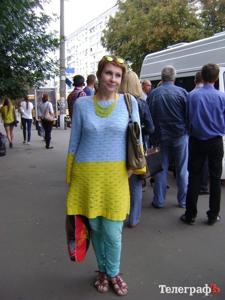 По Кременчугу гуляет женщина-флаг По Кременчугу гуляет женщина-флаг