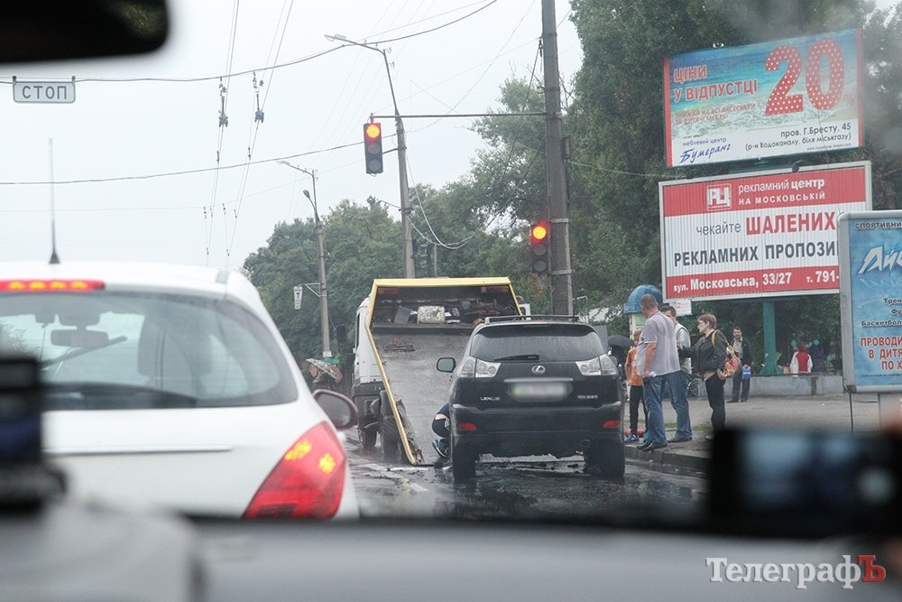 В Кременчуге во время движения загорелся Lexus В Кременчуге во время движения загорелся Lexus