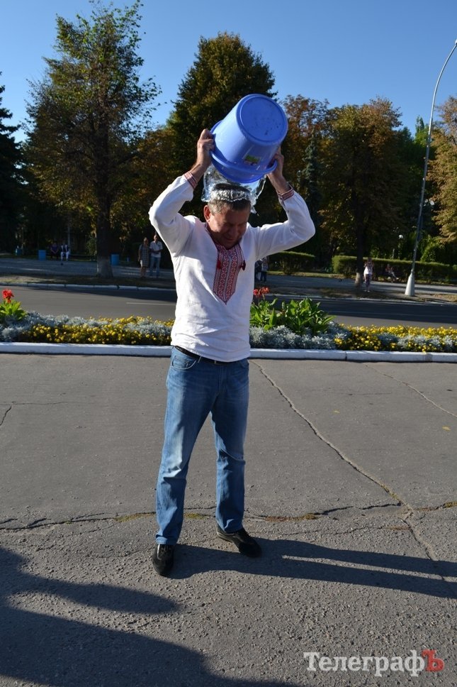 От нардепа и чиновников осталось мокрое место: Ice Bucket Challenge в Кременчуге От нардепа и чиновников осталось мокрое место: Ice Bucket Challenge в Кременчуге