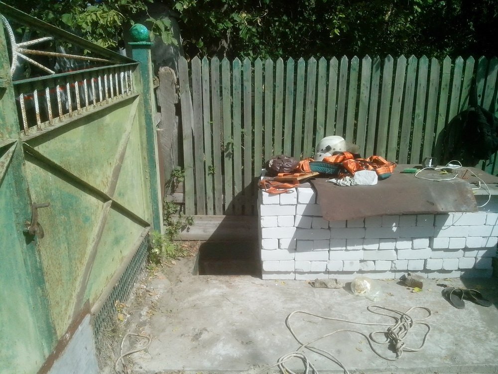 Трое мужчин отравились парами краски в подвале Трое мужчин отравились парами краски в подвале