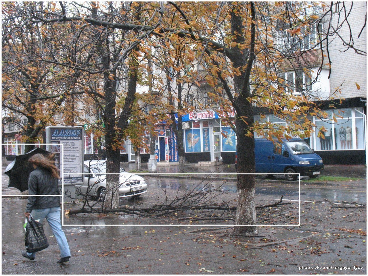 Кременчужане вступили в неравную борьбу с зонтиками Кременчужане вступили в неравную борьбу с зонтиками