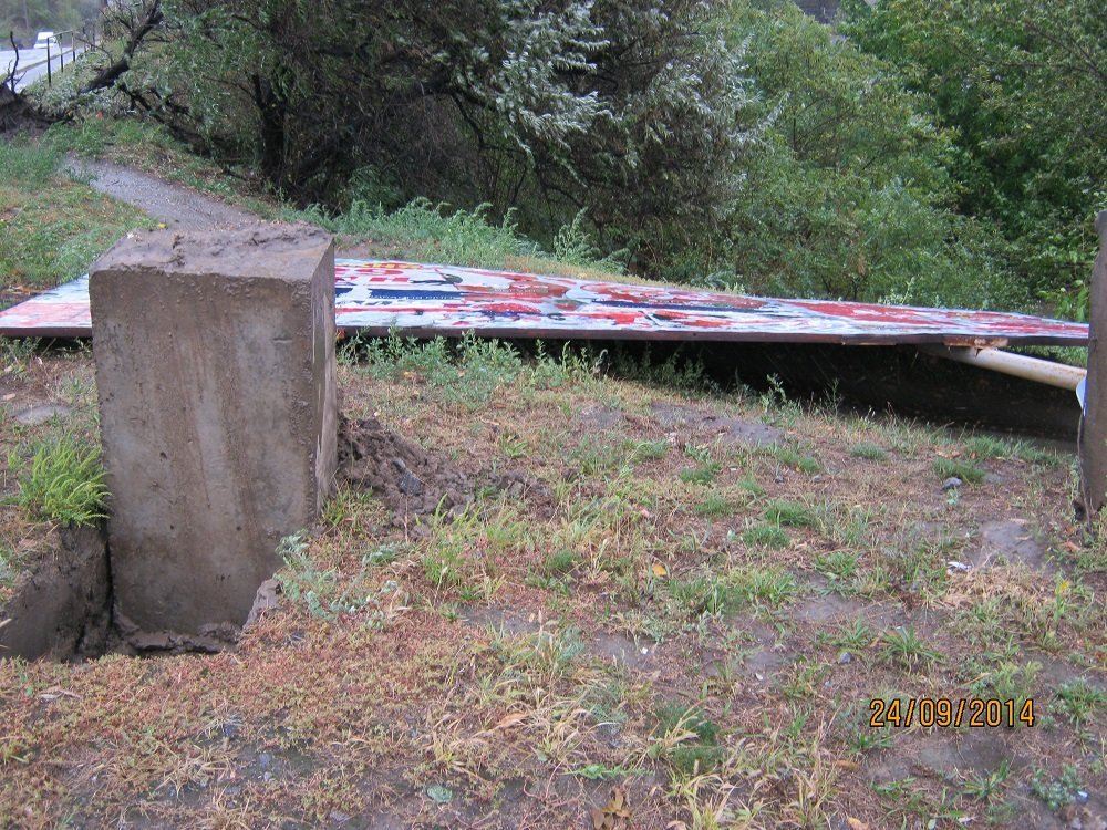 Непогода в Кременчуге 24 сентября - как минимум три машины привалило деревьями Непогода в Кременчуге 24 сентября - как минимум три машины привалило деревьями