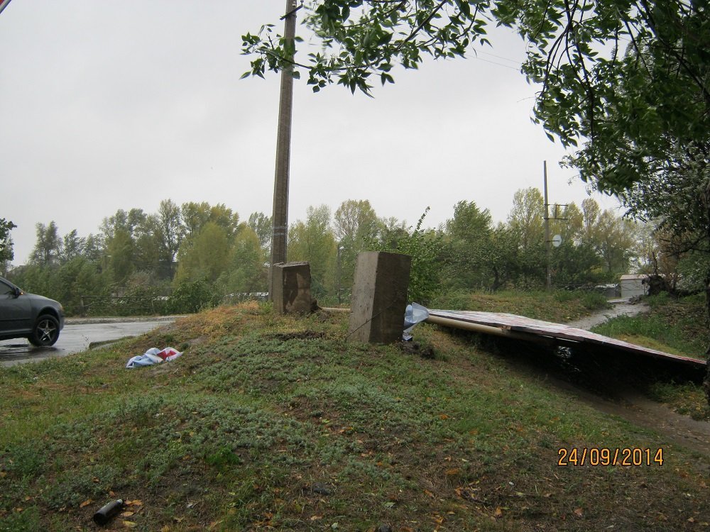 Непогода в Кременчуге 24 сентября - как минимум три машины привалило деревьями Непогода в Кременчуге 24 сентября - как минимум три машины привалило деревьями