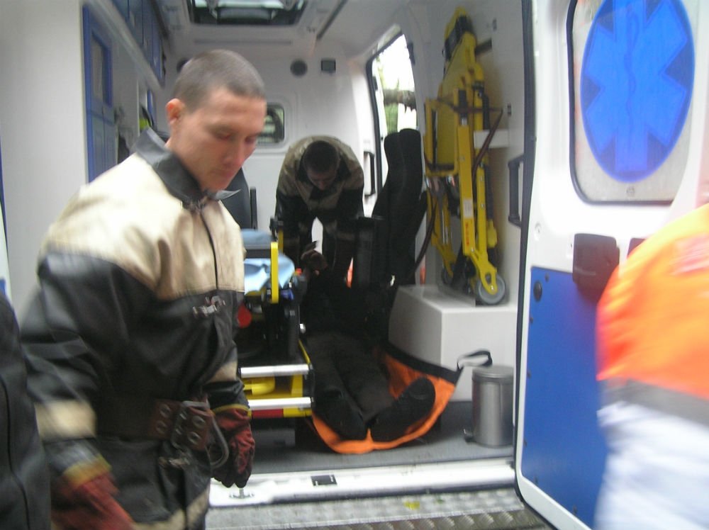 Кременчужанина из ямы доставали шесть спасателей Кременчужанина из ямы доставали шесть спасателей