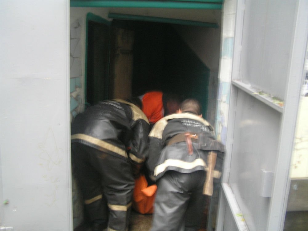 Кременчужанина из ямы доставали шесть спасателей Кременчужанина из ямы доставали шесть спасателей