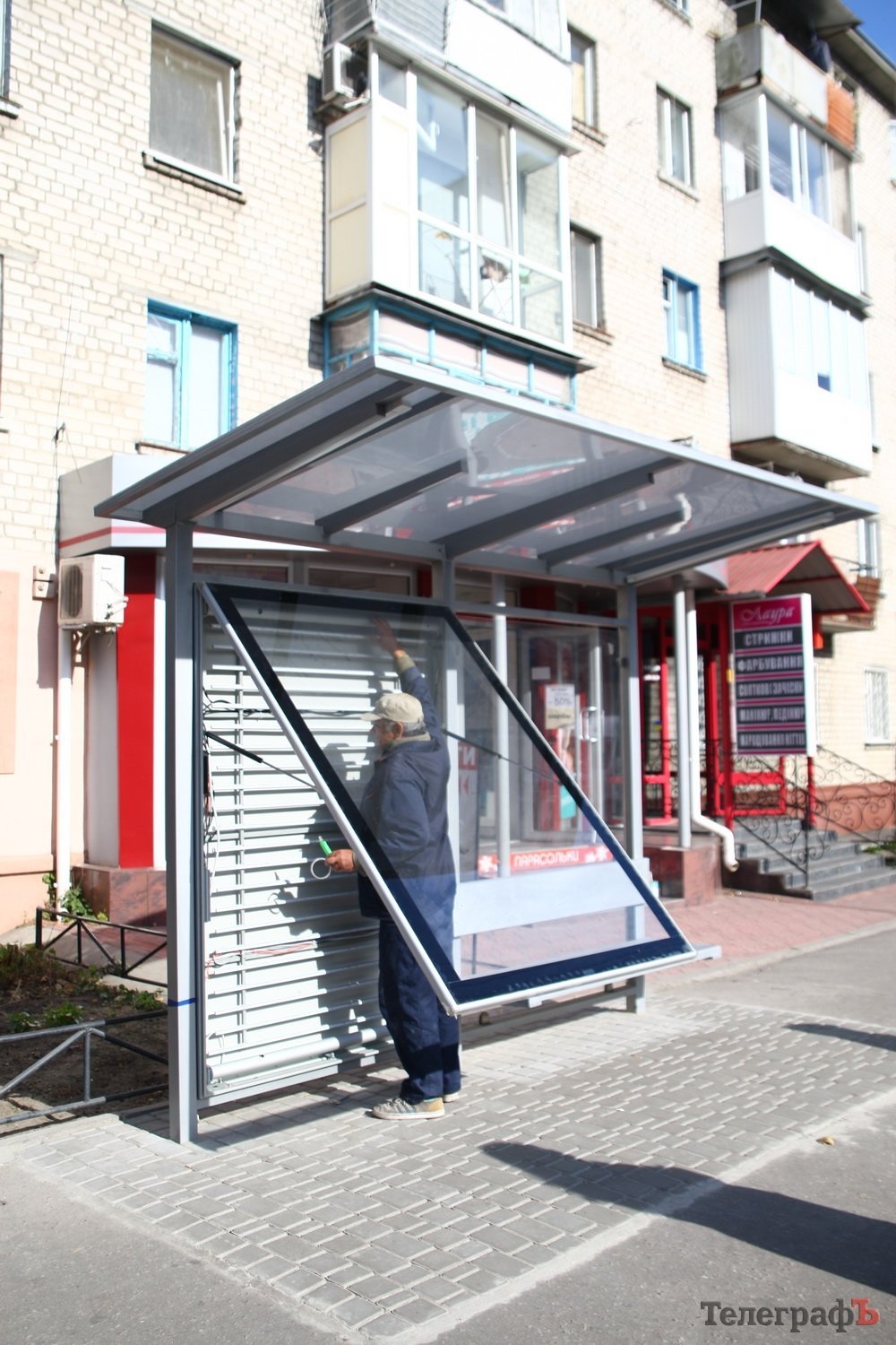 Фотофакт: в центре Кременчуга появилась прозрачная новая остановка Фотофакт: в центре Кременчуга появилась прозрачная новая остановка