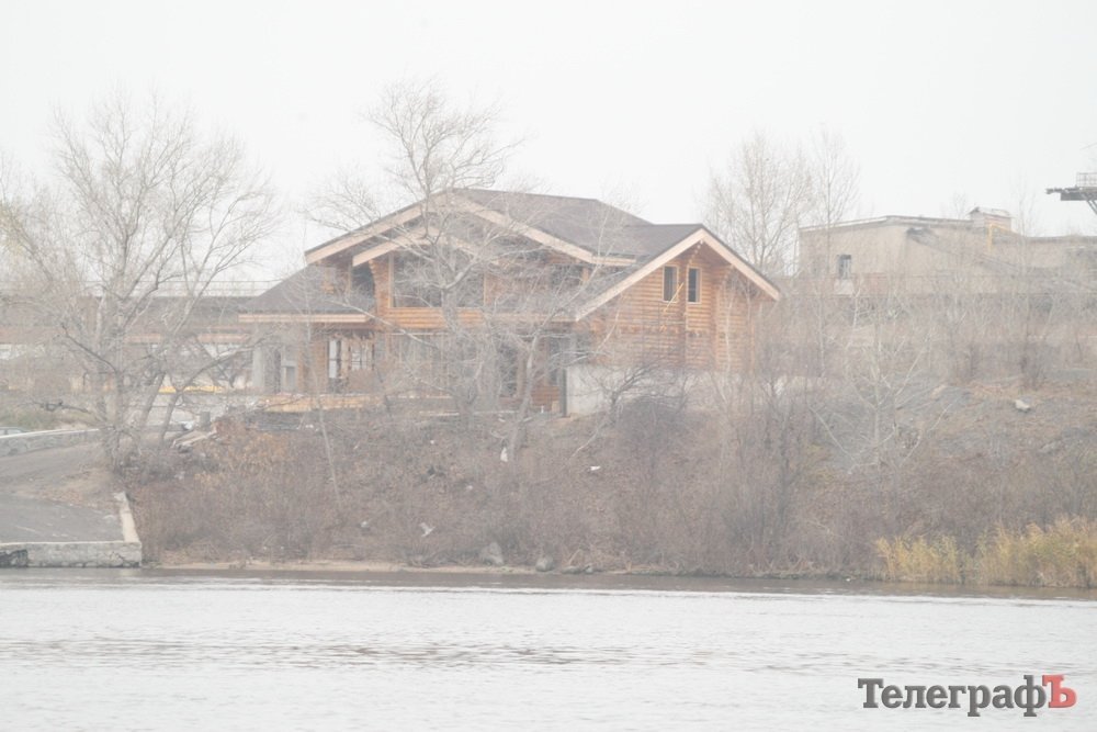 "Ну, ви ж розумієте, чиї ці будинки..." "Ну, ви ж розумієте, чиї ці будинки..."