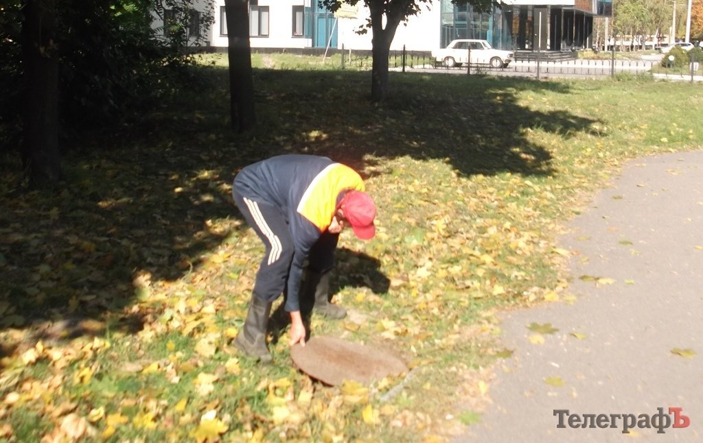 В Кременчуге маленький ребёнок упал в колодец у тротуара В Кременчуге маленький ребёнок упал в колодец у тротуара