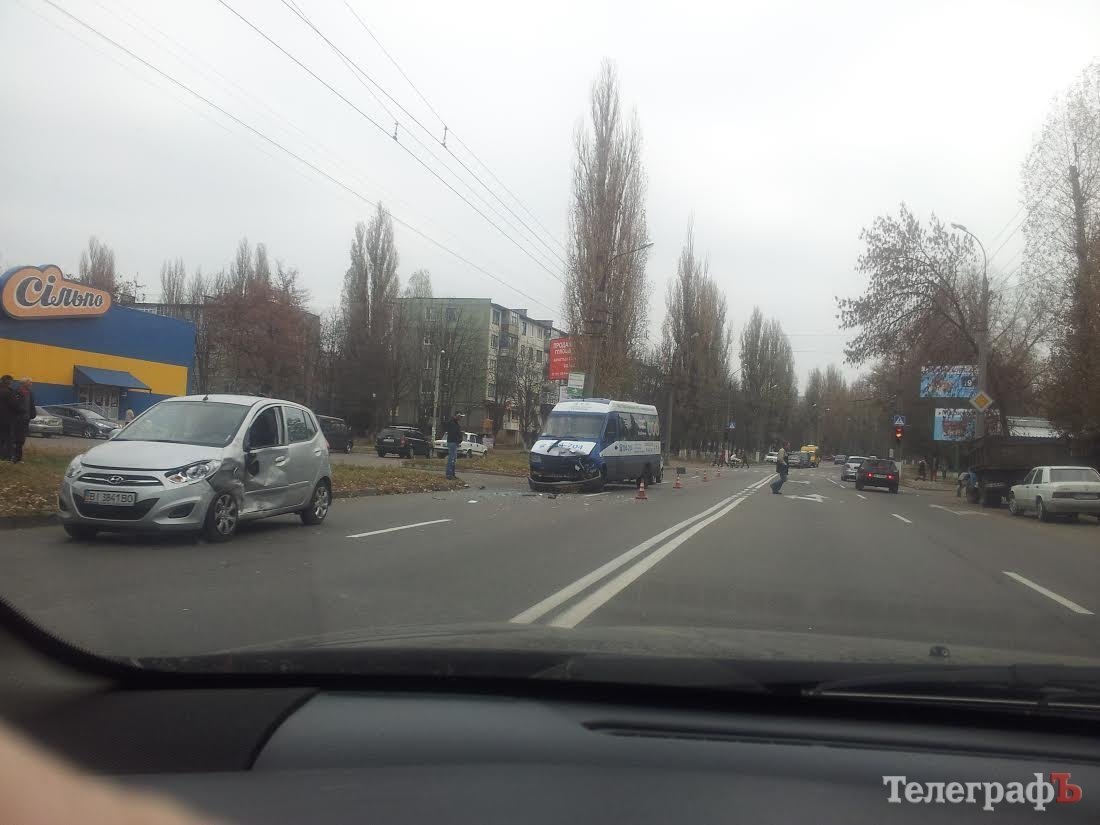 На Молодежном маршрутка врезалась в Hyundai i10 На Молодежном маршрутка врезалась в Hyundai i10