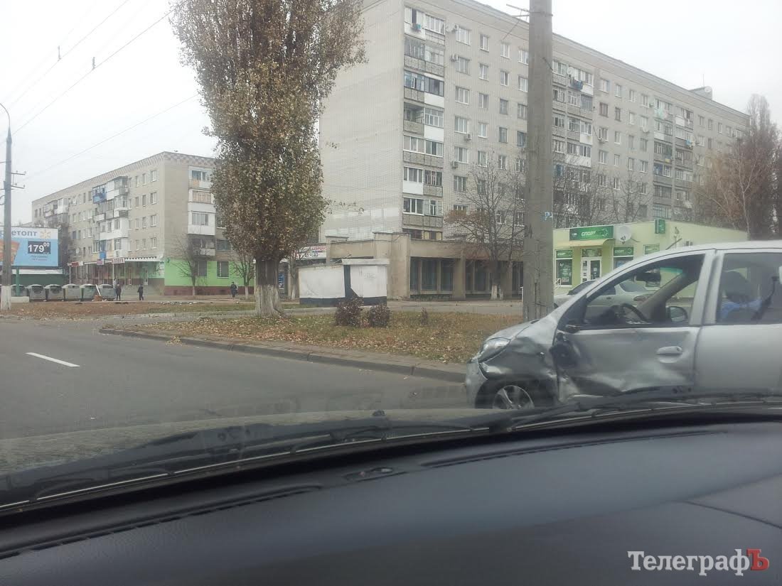 На Молодежном маршрутка врезалась в Hyundai i10 На Молодежном маршрутка врезалась в Hyundai i10