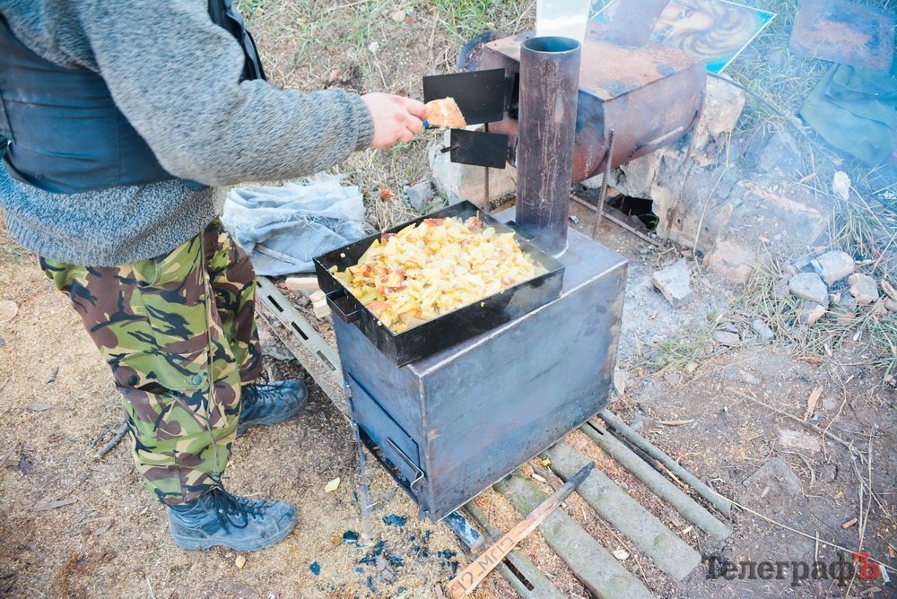 Кіборги просили у кременчужан хліба і води - волонтери привезли і потрапили під обстріл Кіборги просили у кременчужан хліба і води - волонтери привезли і потрапили під обстріл
