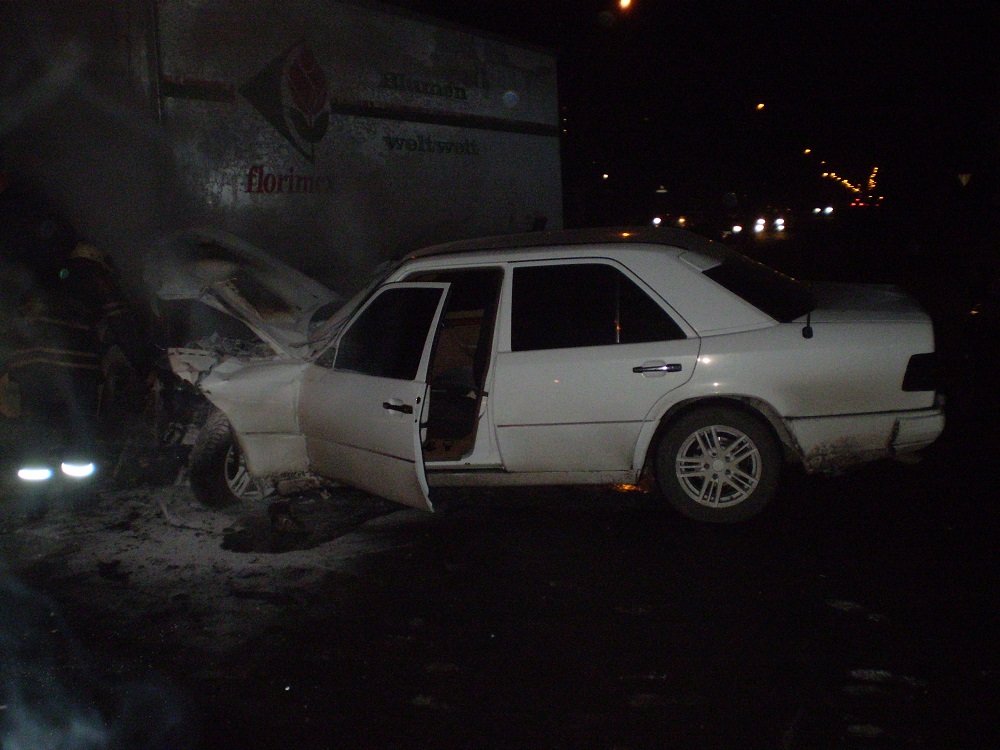 В Кременчуге сегодня утром Mercedes попал в ДТП и загорелся В Кременчуге сегодня утром Mercedes попал в ДТП и загорелся