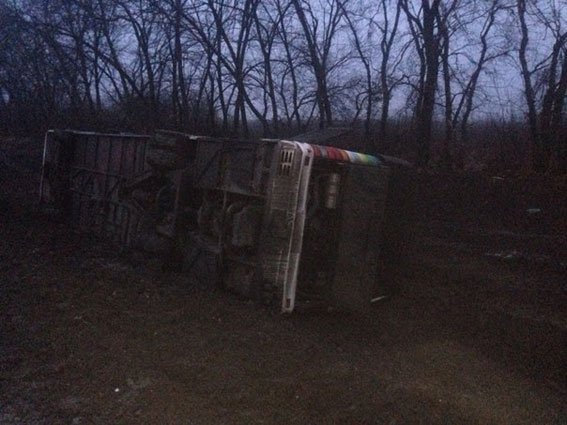 Под Полтавой перевернулся автобус с жителями Луганщины Под Полтавой перевернулся автобус с жителями Луганщины