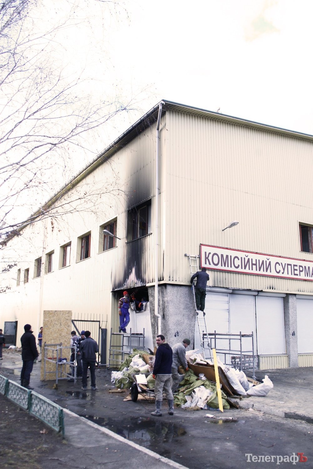 В Кременчуге горел комиссионный магазин "КУБ" В Кременчуге горел комиссионный магазин "КУБ"