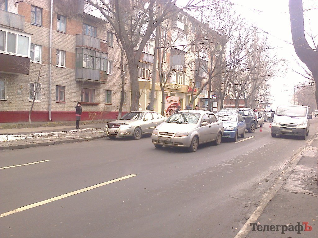 В центре Кременчуга столкнулись три автомобиля В центре Кременчуга столкнулись три автомобиля