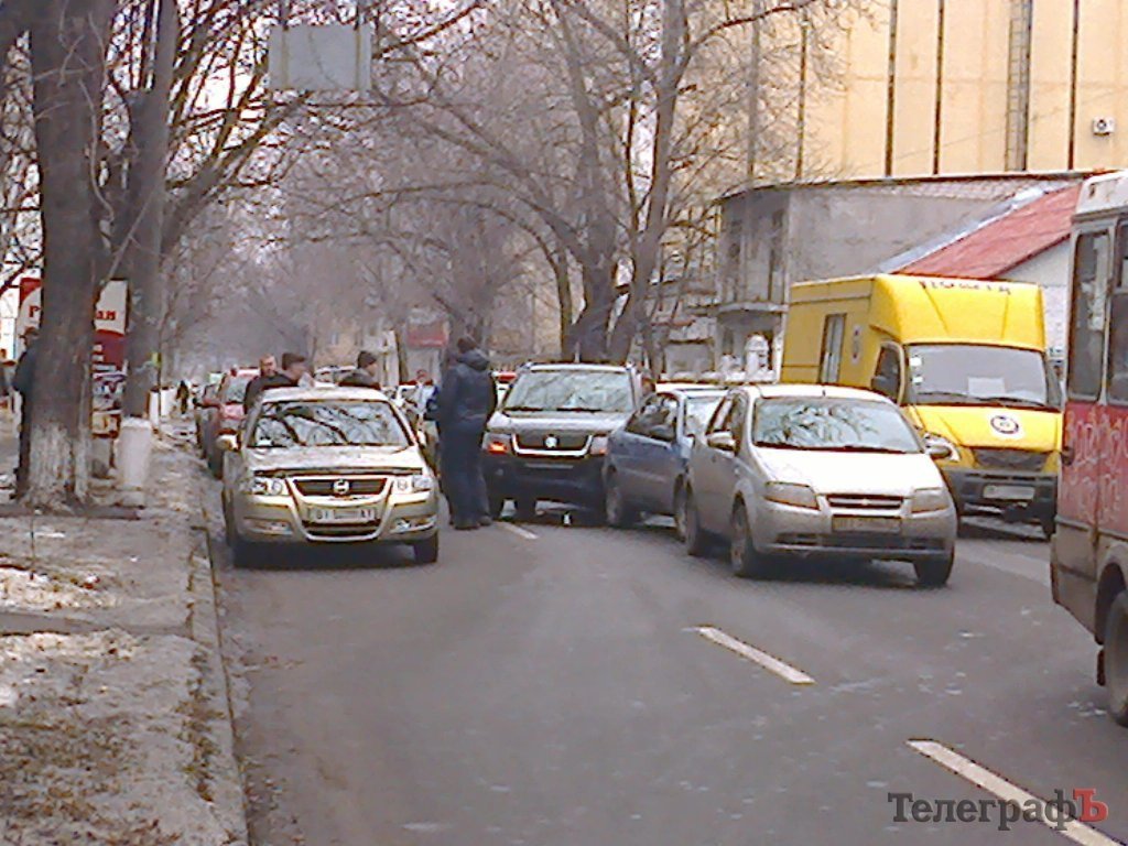 В центре Кременчуга столкнулись три автомобиля В центре Кременчуга столкнулись три автомобиля