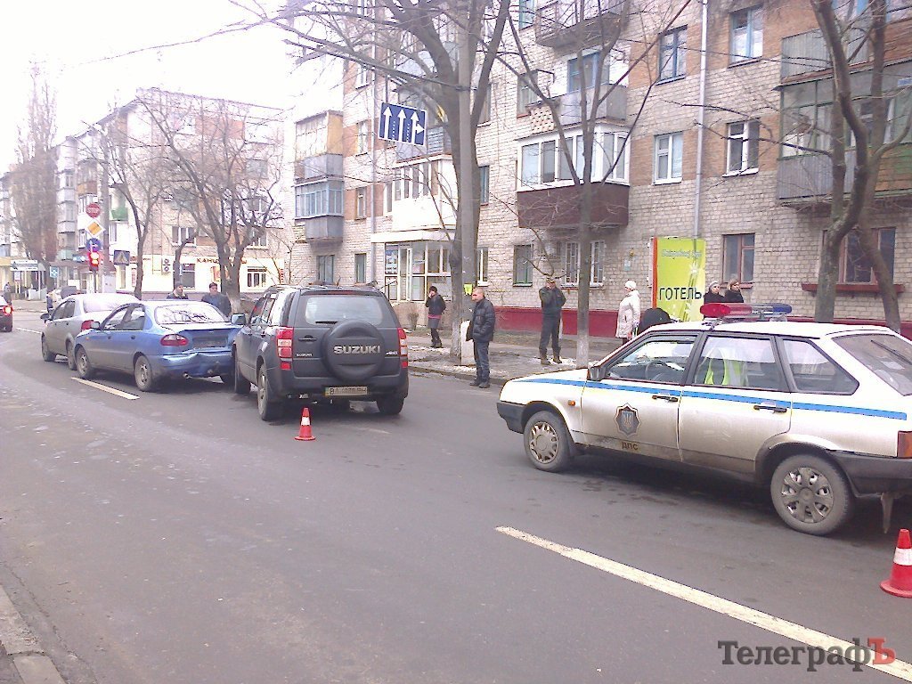 В центре Кременчуга столкнулись три автомобиля В центре Кременчуга столкнулись три автомобиля