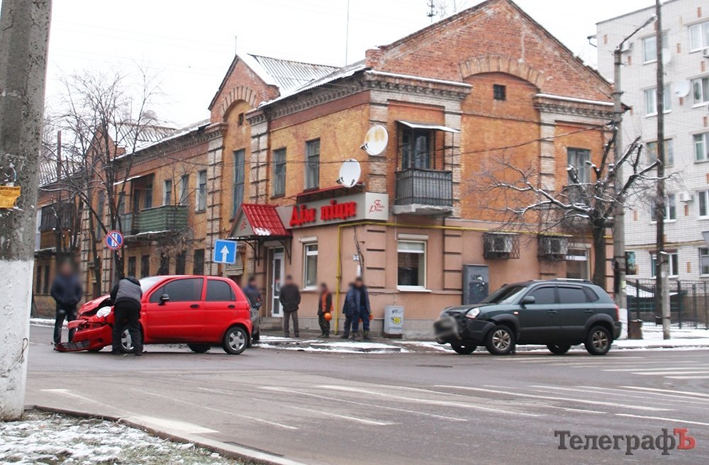 В Кременчуге на «мистическом» перекрёстке столкнулись три автомобиля В Кременчуге на «мистическом» перекрёстке столкнулись три автомобиля