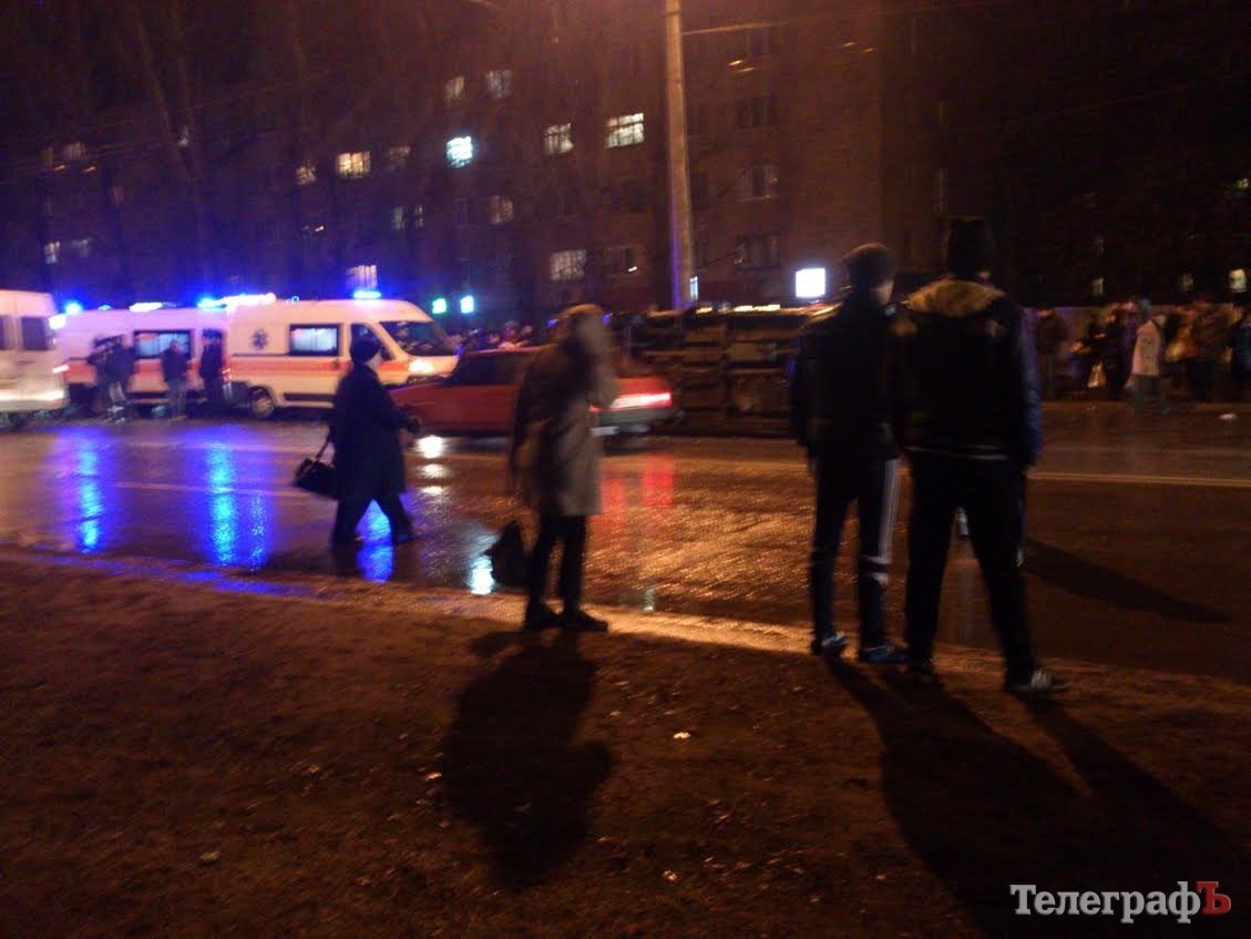 В Кременчуге на Молодёжном перевернулась маршрутка В Кременчуге на Молодёжном перевернулась маршрутка