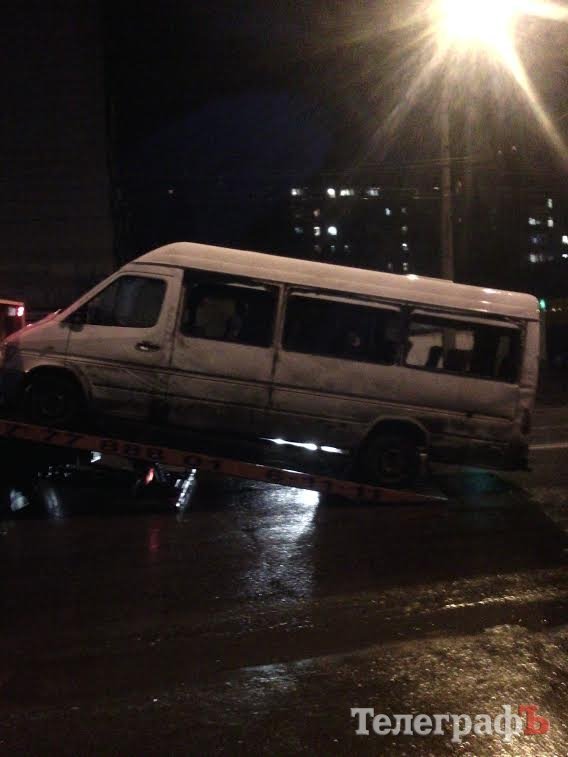 В Кременчуге на Молодёжном перевернулась маршрутка В Кременчуге на Молодёжном перевернулась маршрутка