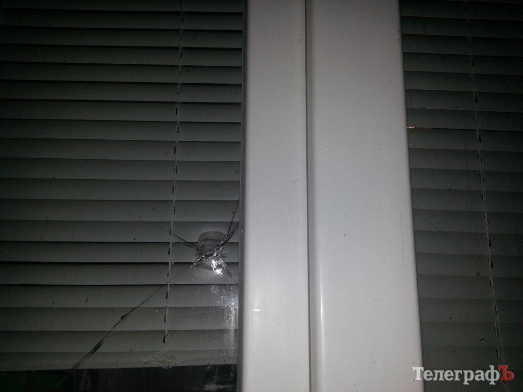 Кременчужанин заявляет, что ему в окна стреляли из пневматического оружия Кременчужанин заявляет, что ему в окна стреляли из пневматического оружия