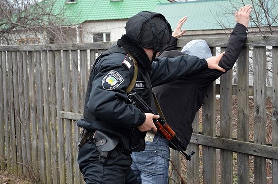 Милиция задержала двух воров при попытке обокрасть частный дом в Крюкове Милиция задержала двух воров при попытке обокрасть частный дом в Крюкове
